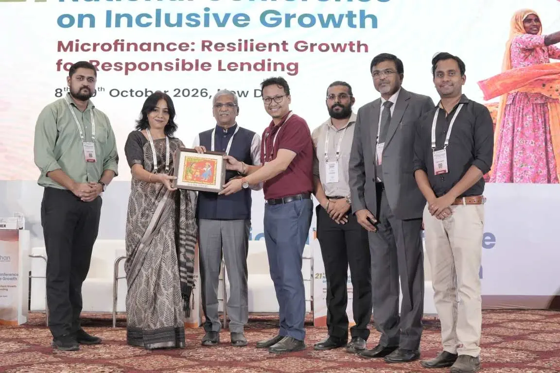 TrackOlap team receiving a Sa-Dhan memento on stage at the National Conference on Inclusive Growth 2026